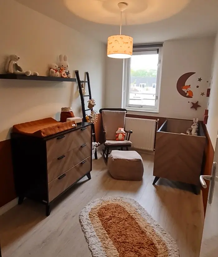 Terracotta babykamer met slapend vosje op maan behangsticker.